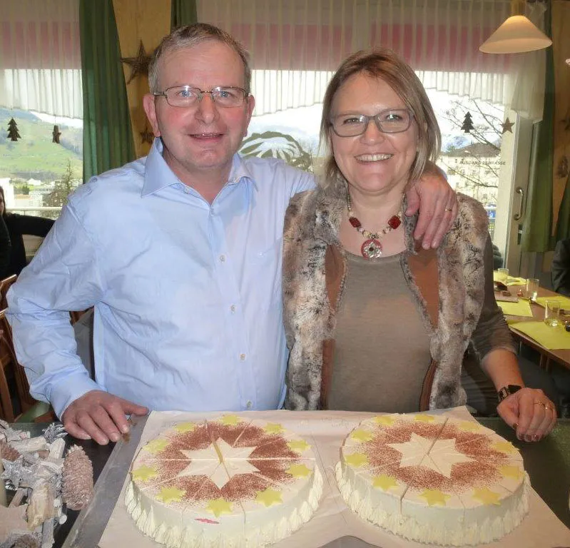 Paul und Heidi Ryser-Danioth vor zwei Torten